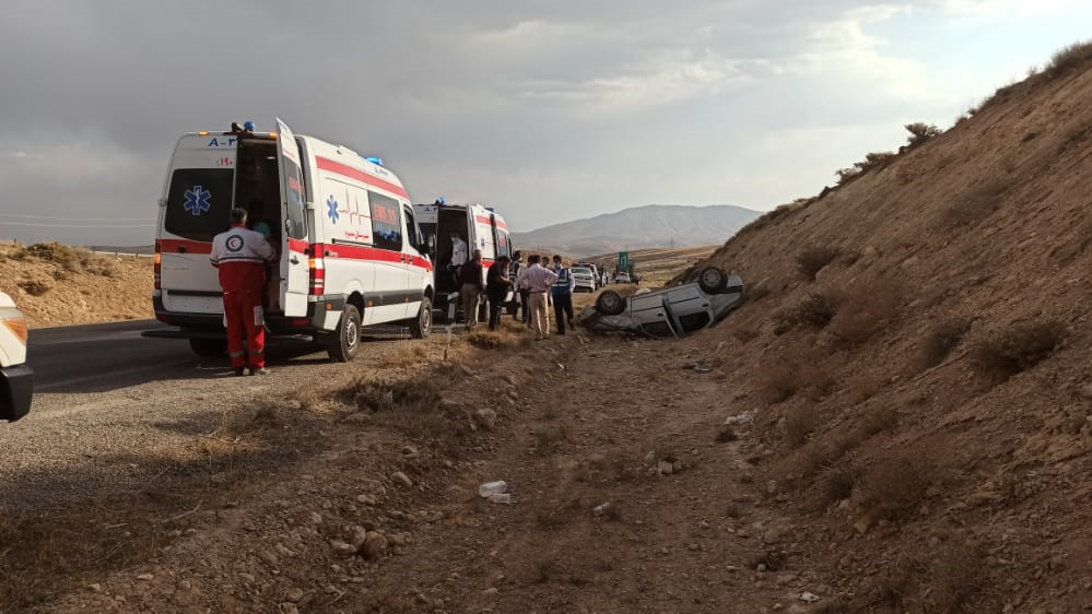 امدادرسانی نجاتگران هلال احمر به حادثه واژگونی در محور سمیرم به شهرضا